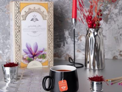 چای زعفرانی کیسه‌ای کشاورز بسته‌ای از تی‌بگ‌های آماده حاوی عصاره زعفران خالص و ترکیبات سازگار است که تهیهٔ سریع چای یا دمنوشی خوش‌عطر و رنگ را در عرض چند دقیقه ممکن می‌سازد؛ مناسب استفاده روزمره، سفر و هدیه.